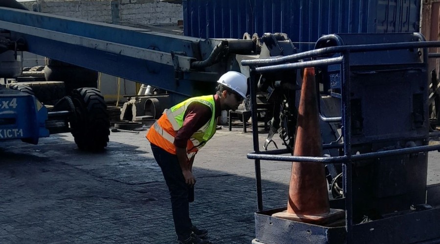 Genie SX-105 cherry picker