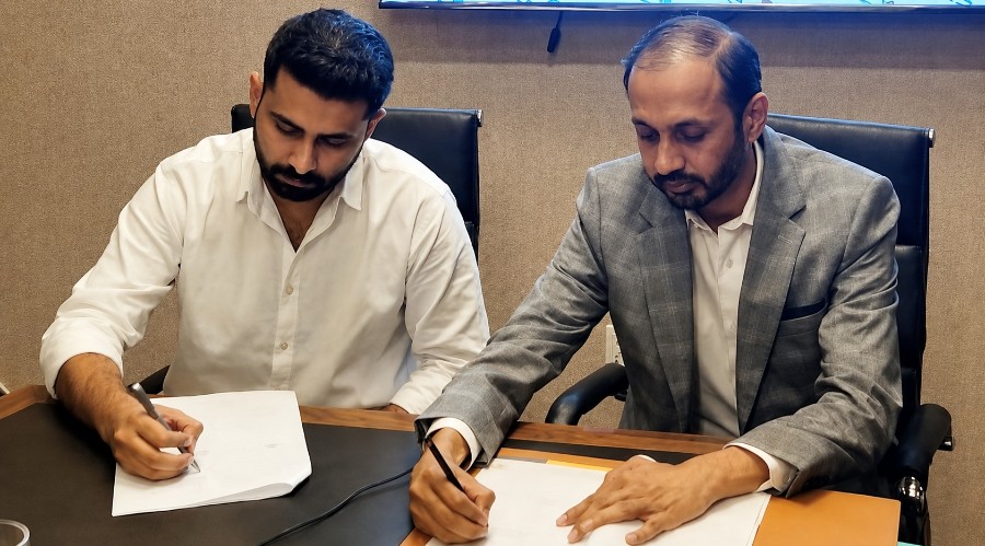 Contract signing ceremony between Karsaz and Hexalyze for Odoo implementation.