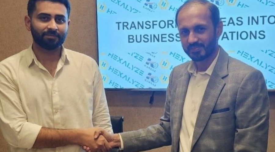 Contract signing ceremony between Karsaz and Hexalyze for Odoo implementation.